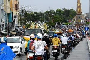 Clip hàng ngàn người đưa tiễn gia đình 6 người tử nạn trong đám cháy