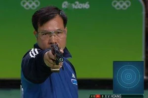 Hoàng Xuân Vinh thi đấu vòng loại 50 m súng ngắn nam