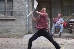 Trố mắt với người phụ nữ múa côn nhị khúc cực điêu luyện 