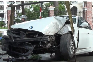 BMW nát đầu vì lao vào gốc cây