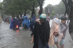 Huế: Đường biến thành sông, phụ huynh bì bõm đón con