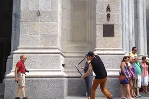 Chết cười với 'thánh' chuyên đi cắt gậy selfie 