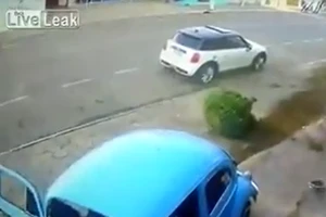 Dở khóc dở cười với tai nạn ô tô hi hữu