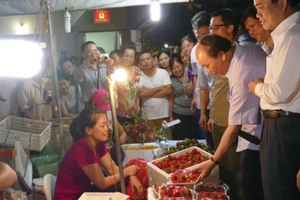 Thủ tướng bất ngờ đến chợ Long Biên lúc tờ mờ sáng 