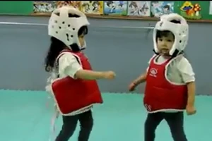 Trận 'thư hùng' đáng yêu chưa từng thấy