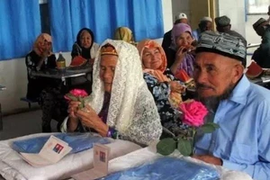 Cụ ông 71 tuổi cưới cụ bà 114 tuổi sau 1 năm theo đuổi 