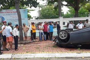 Ô tô húc văng 2 phụ nữ, làm gãy cây rồi lật ngửa