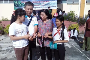 NSND Kim Cương tham gia đo mắt cho giáo viên khó khăn 