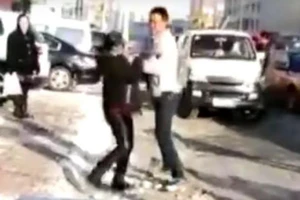 Con trai đánh bố mẹ ngay trên phố vì mua nhà 'quá nhỏ' 