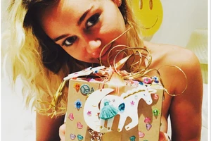 Miley Cyrus nhận quà sinh nhật 'lạ' từ bạn trai