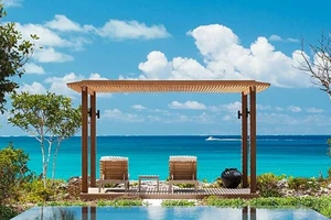 Brad Pitt cô đơn đón lễ Tạ ơn tại đảo 'thiên đường'