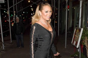 Mariah Carey diện đồ gợi cảm bên người tình trẻ
