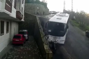 Clip: Xe bus mất lái, 3 người thoát chết trong gang tấc