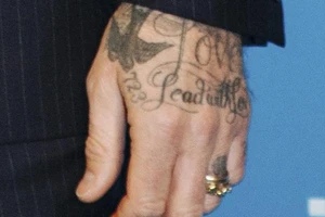 Beckham 'khoe' nhẫn cưới mới?