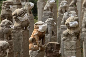 800 sư tử đá Trung Quốc đeo khẩu trang vì ô nhiễm