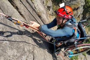 Chinh phục đỉnh núi 500 m bằng xe lăn