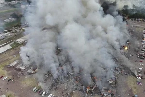 Cảnh hoang tàn sau vụ nổ pháo bông làm 26 người chết