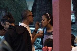 Khoảnh khắc Obama chăm sóc 'con gái rượu' gây xôn xao