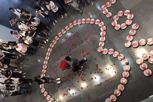 Cầu hôn thành công nhờ... 99 hộp tôm hùm