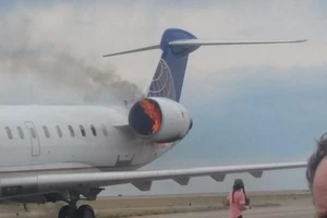 Hoảng vì máy bay United Airlines cháy động cơ giữa trời