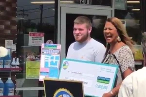 Xe xịt lốp, ngờ đâu trúng số cả triệu USD