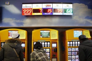 1 tuần, 2 lần trúng số hơn nửa triệu USD