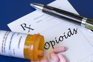 Bắt 56 bác sĩ gian lận thuốc men hàng triệu USD