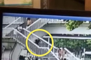 Mê mẩn smartphone, cô gái té cầu thang tử vong