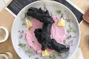 Nín thở thưởng thức món ăn... kinh dị