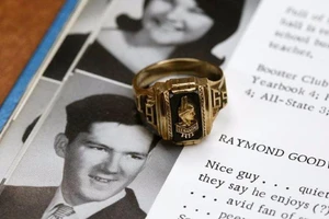 Sau 52 năm, tìm lại được nhẫn kỷ niệm rơi xuống cống