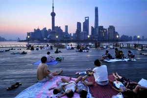 Dân Trung Quốc nằm la liệt khắp phố để tránh nóng