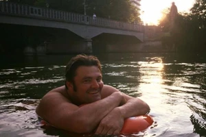 Sợ kẹt xe, người đàn ông bơi 2km đi làm