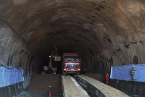 Trung Quốc xây cao tốc dưới Vạn Lý Trường Thành