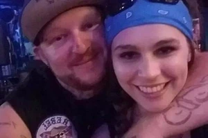 Vừa cưới vài giờ, cô dâu chĩa súng vào đầu chú rể