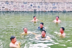 Thị trưởng tắm sông để chứng minh nước không ô nhiễm