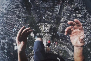 Leo lên đỉnh tháp cao 450 m chỉ để... selfie