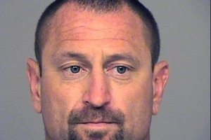 Đạo chích bị tóm cổ vì ... quên dội bồn cầu 