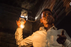 Kì lạ người đàn ông đói bụng 'ăn điện' thay cơm