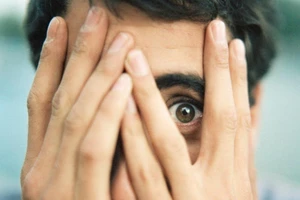 Bác sĩ gấp rút ngăn 50 con giòi ăn não bệnh nhân