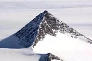 Phát hiện ba kim tự tháp đen giữa Nam Cực?