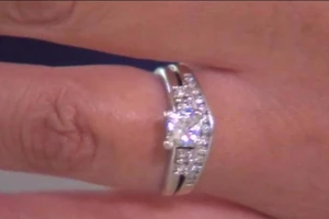 Đến Ý du lịch, tìm lại nhẫn đánh rơi 9 năm về trước