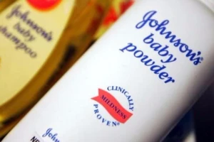Johnson & Johnson bồi thường 417 triệu USD vì phấn rôm 