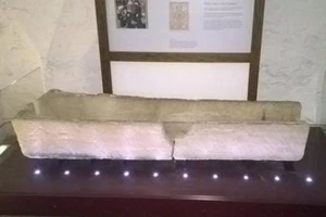 Quan tài 800 tuổi tan nát vì du khách mê chụp ảnh