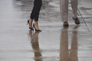 Đi giày cao gót đến vùng lũ, bà Trump gây bão dư luận