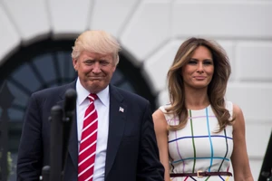 Mặc đồ đắt tiền, bà Trump lại gây bão mạng