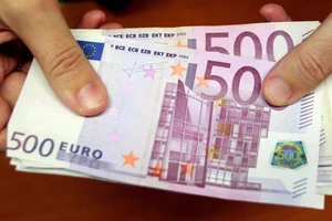 Tìm thấy 2,7 tỉ đồng mắc kẹt trong ... bồn cầu