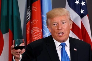 Bí mật bên trong ly rượu của Tổng thống Trump