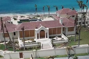 Biệt thự Tổng thống Trump xác xơ sau bão