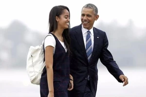 Ông Obama tiễn con gái cưng, khóc trước mặt mật vụ