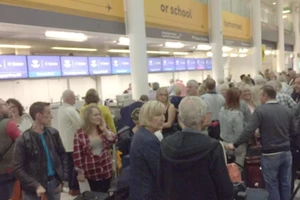 Sự cố máy tính khiến 100 sân bay náo loạn